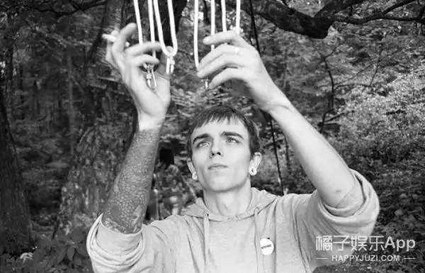 20张照片揭露人体悬挂艺术当皮肤撕裂时灵魂也更接近神