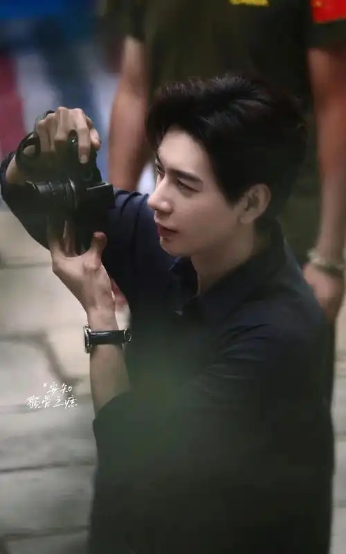 5.范丞丞《要久久爱》生日海报鞠婧祎还是有点