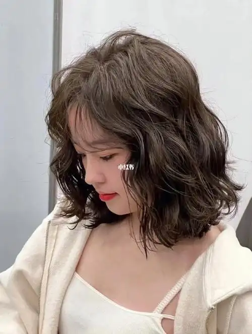 不挑脸型的齐肩短发烫发发型百搭款