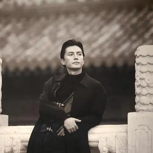 回顾亚洲美男尊龙无父无母无儿无女71岁孑然一身一生孤独