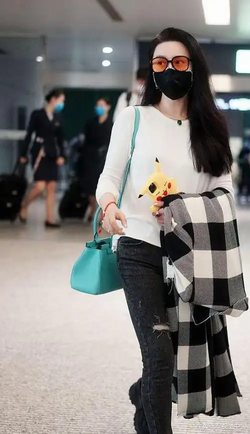 范冰冰穿白色上衣搭灰色牛仔裤清新迷人长发飘飘很有女神范