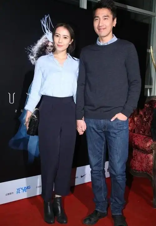 高圆圆和赵又廷穿情侣装秀恩爱,牵手出行满是甜蜜,七年还在热恋