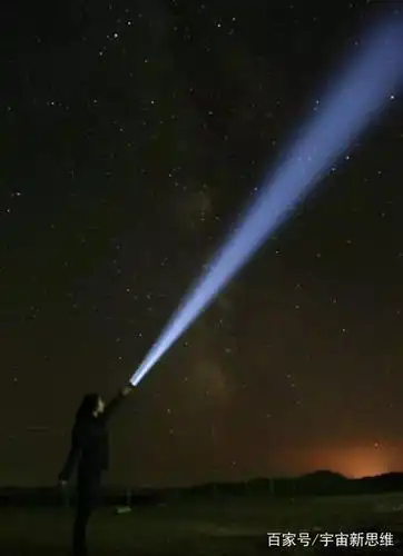 将一个手电筒打开并扔出去,手电筒里的光超光速了吗?为什么?