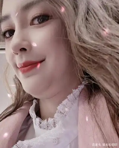 杨颖称连吃一个月夜宵,晒出双下巴照片,还被网友发现贴双眼皮贴