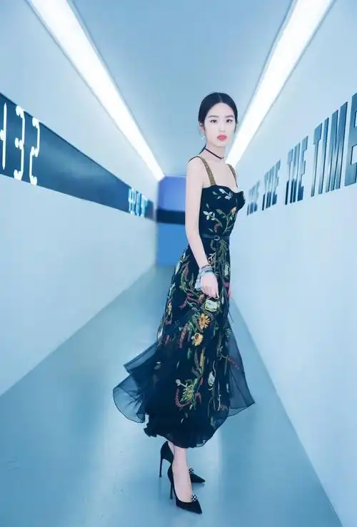 杨采钰真实慵懒写真秀性感却遭网友吐槽第4张的嘴大吓到我了