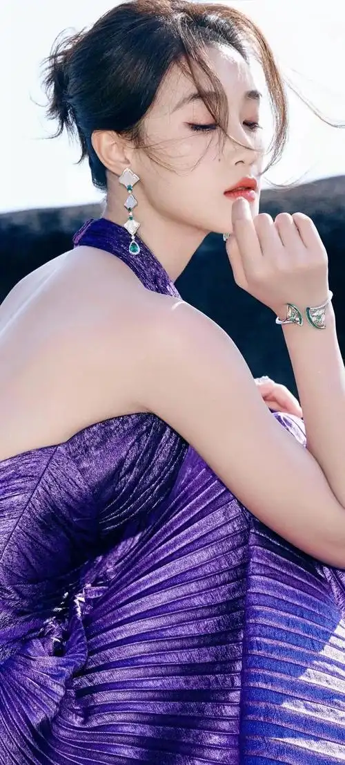 在这组美女系列壁纸中,我们将为您呈现蓝盈莹