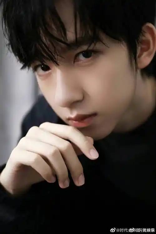 贺峻霖上网课好认真#捕捉认真听讲的小哥哥一枚吖～顺毛戴眼镜怪堪