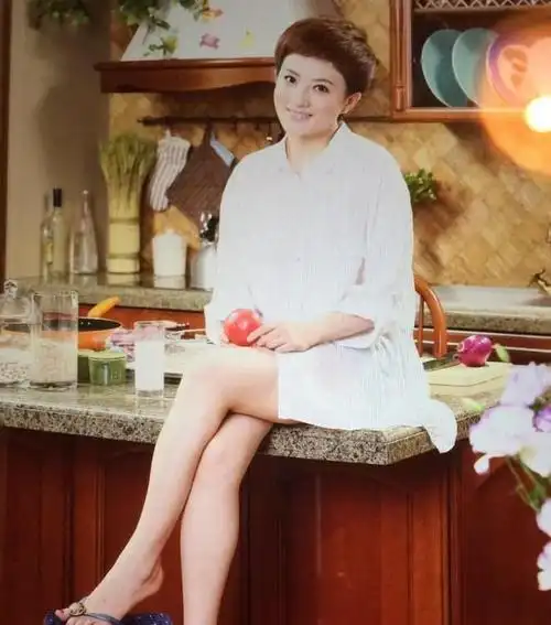 金铭身穿白色的衬衫,刚好遮住了大腿,非常性感,秀出纤细修长的美腿