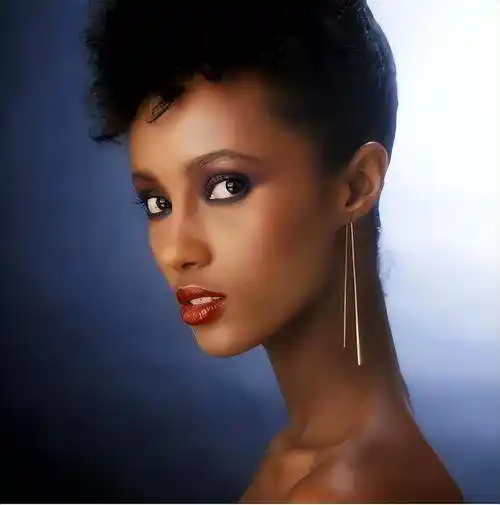 世界第一位黑人模特黑肤色五官身材迷人,三婚嫁巨星鲍伊仍被宠_彼得