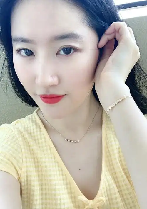 神仙姐姐营业了刘亦菲晒自拍微微一笑恬静美好少女感十足