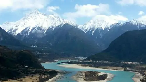 多雄拉山是徒步者徒步的第一障碍,它的海拔4500米左右,几乎终年不见
