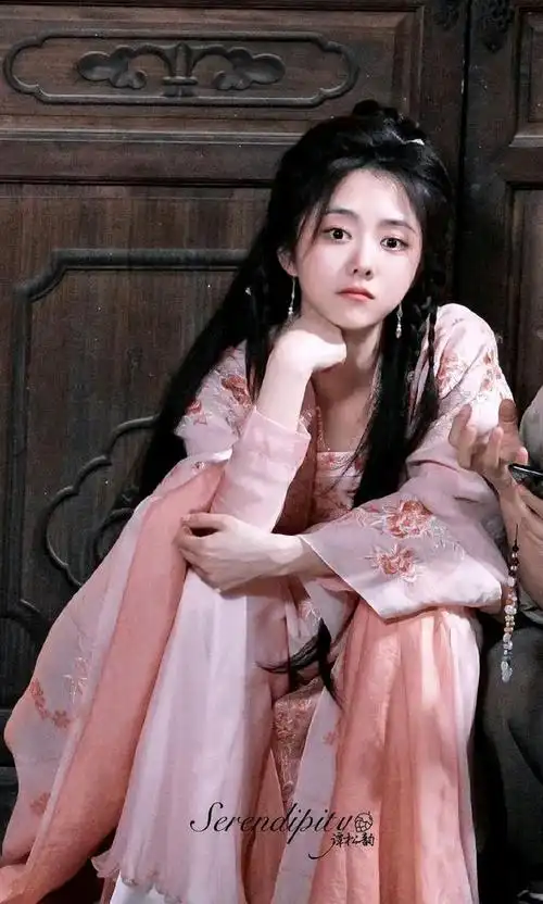 谭松韵又一部古装大片来袭,造型可爱明媚,男主完全符合古偶标准