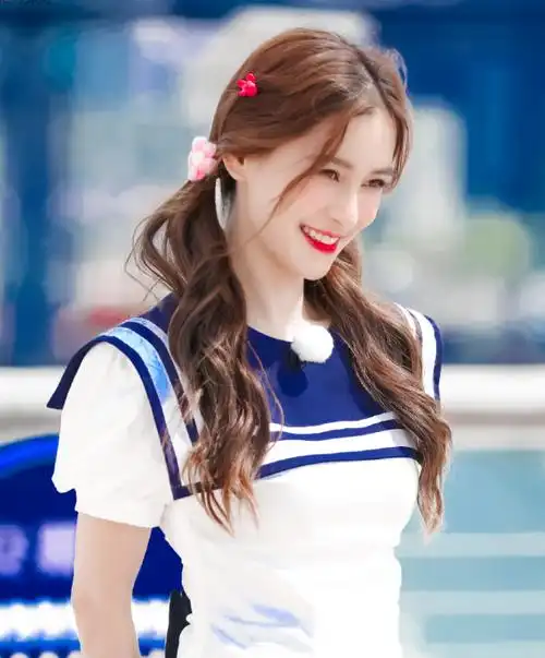 31岁杨颖《跑男》穿水手服,跟25岁吴宣仪同框