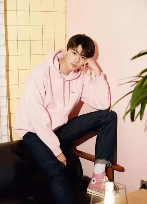 物理天才"顾未易"帅气上线,格纹西装搭配牛仔裤,超前卫