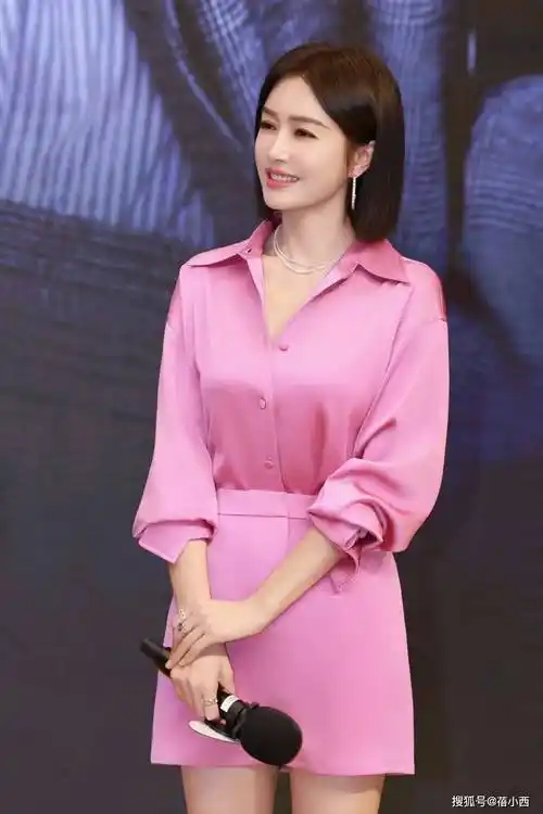 秦岚:冻龄专家!黑裙锁骨直肩,身材媲美年轻姑娘 - 丁丁打折网