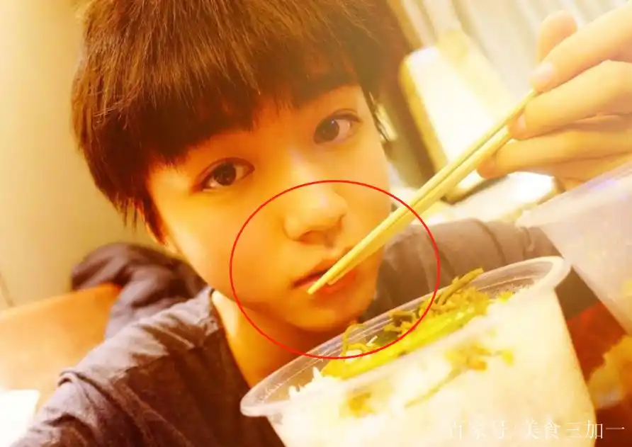 第三位:鹿晗,鹿晗吃饭的样子好像一只小鹿哦,十分可爱.