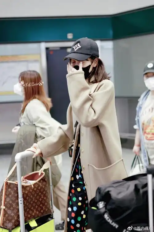 卡其色大衣内搭波点睡衣造型,期待新行程#宋茜米兰抵达