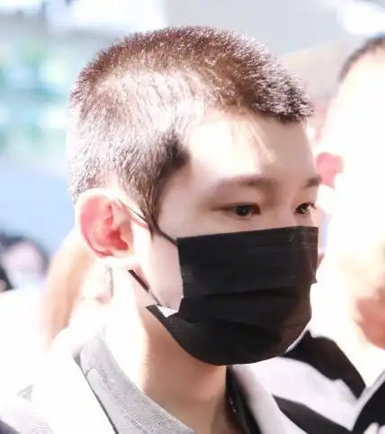 王源寸头发型现身机场新发型简单清爽少年感十足