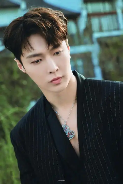 #法越馨发了张艺兴##张艺兴游园自拍#