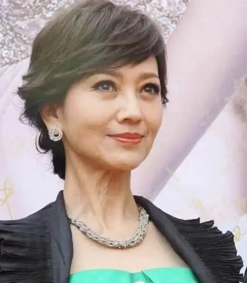 赵雅芝70岁状态惊人,会射箭玩滑板,网友:年过半百的人是我吧插图6