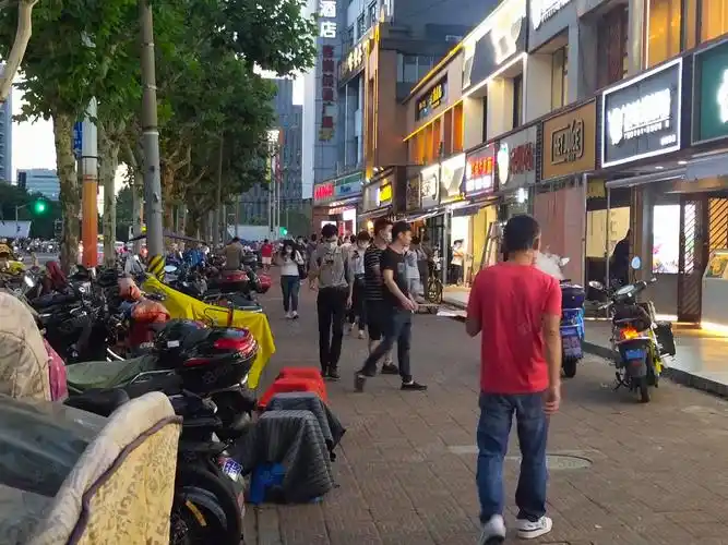 【10图】静安区康定路十字路口全天客流!左右两边都是医院人流量巨大!