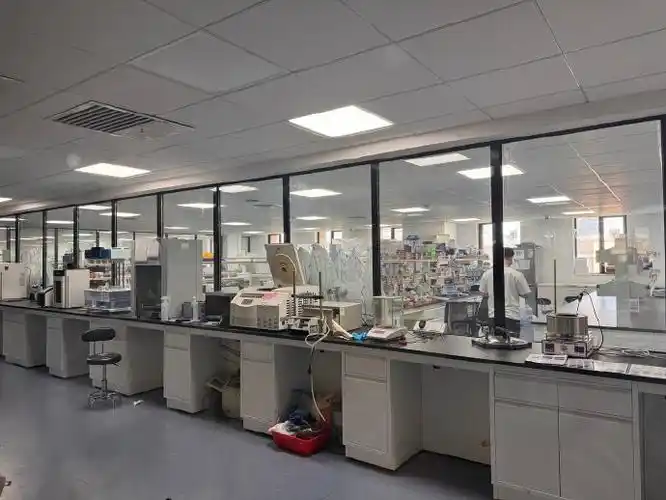 在领导带领下参观湘雅制药实验室