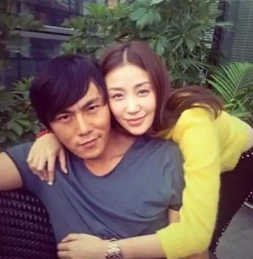 也不是头婚,之前也有过一段婚姻,并晒出了一张他和女星石洋子的亲密照