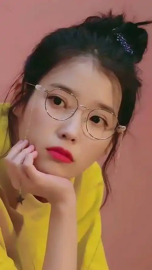 李知恩iu,小可爱,戴上眼镜还是这么萌!