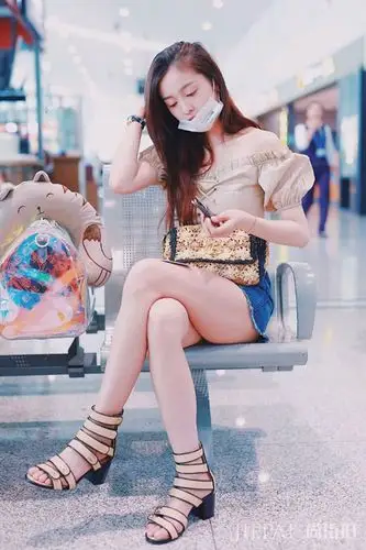 而且,吴宣仪的凉鞋的鞋跟是比较厚的,穿厚跟鞋的女生看起来也会比较