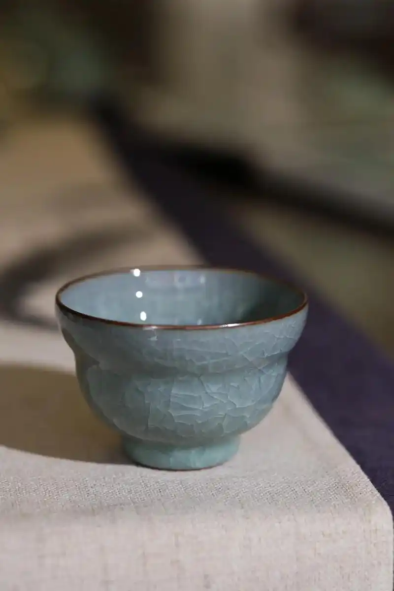 青瓷冰裂纹折腰杯