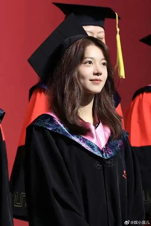 赵今麦学士服照