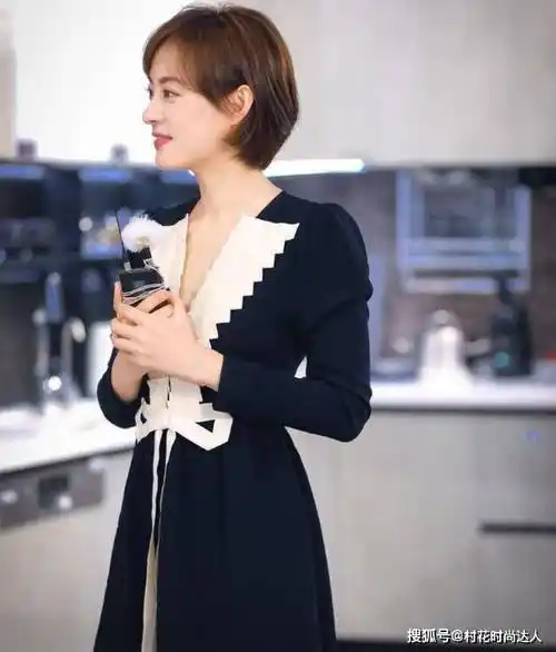 孙俪太迷人了穿蓝色折纸裙配短发气质优雅侧脸竟撞脸吴谨言