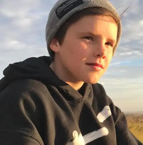 贝克汉姆小儿子从"表情包"逆袭成时尚小达人,黑衣穿搭帅气十足