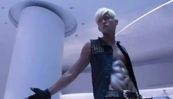 周杰伦晒照表示要该写歌了,手上婚戒和以前不一样_生活_感觉_细节