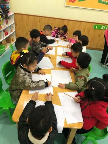 【慧层幼儿园】大四班美术课"线描画帆船"