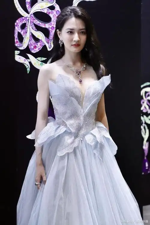 而其中,徐璐无疑是一个备受瞩目的美丽天使.