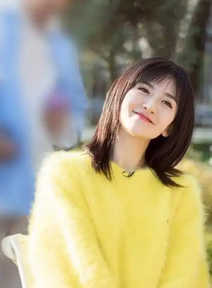 黄色海马毛衣这样穿不仅时髦,还减龄,38岁谢娜宛如妙龄少女_整体_发型
