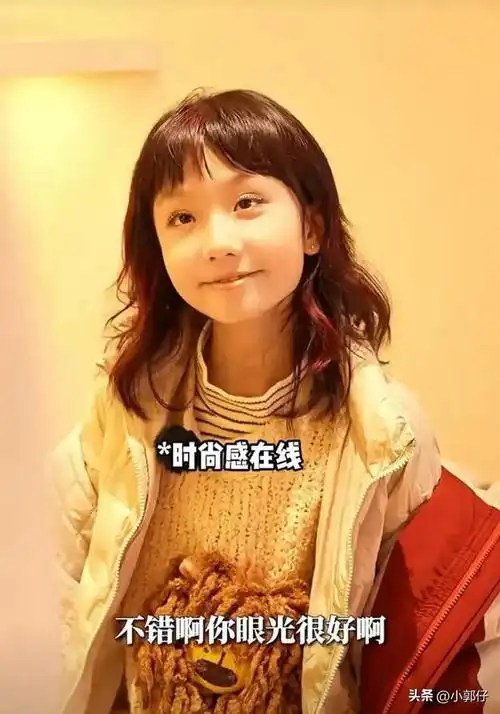 52岁洪欣晒和10岁女儿温馨视频女儿继承妈妈优良基因都是高颜值