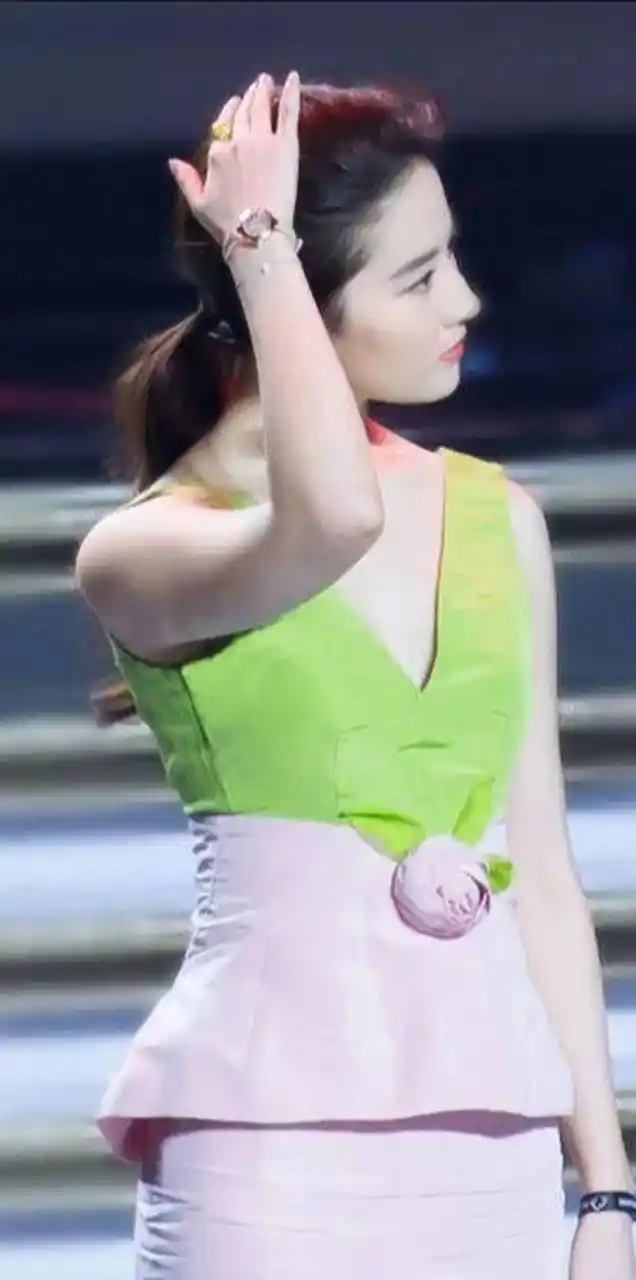 刘亦菲的"寿桃"礼服,其他人敢穿吗?