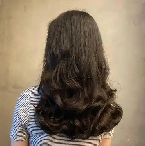 烫发首选:慵懒微卷烫,不打理也好看!_发型_长发_卷发