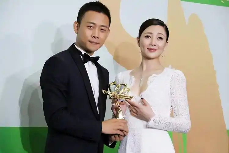 44岁张译和殷桃在酒店前拥抱,神情疲惫,女方一头长发如瀑特惊艳