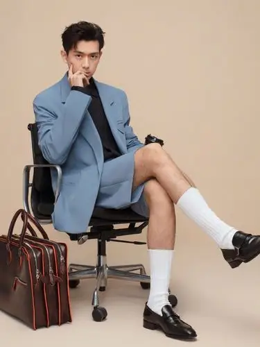 28岁李现复工职场穿搭,蓝色西装套绅士优雅,腿毛男孩也很性感!