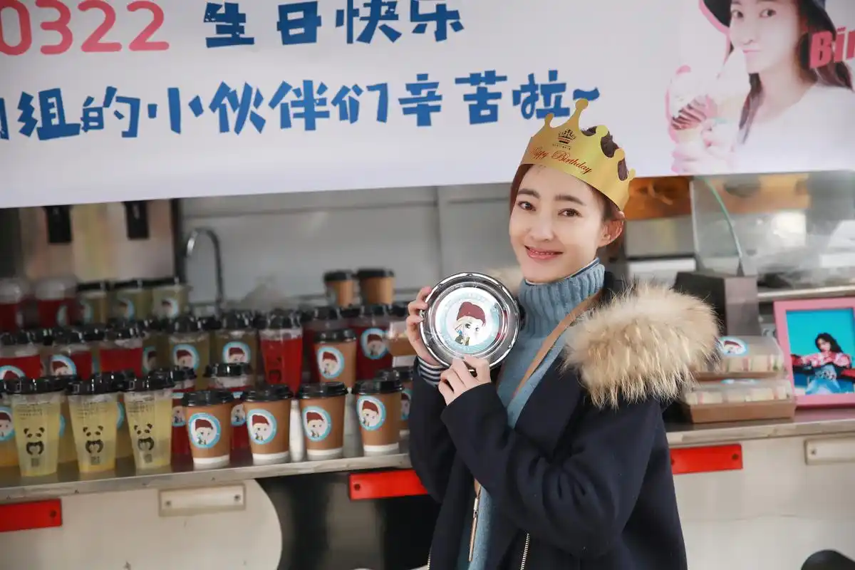 王丽坤剧组庆生日 手捧鲜花笑容甜美