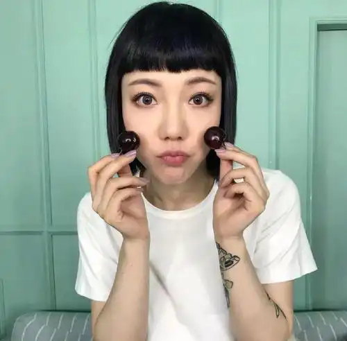 26岁吴莫愁晒照,活脱脱像个60多岁的老人,网友:走惊悚路线?