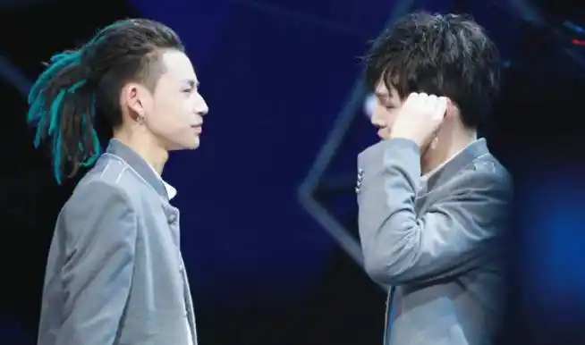 小鬼朱星杰比耶合照