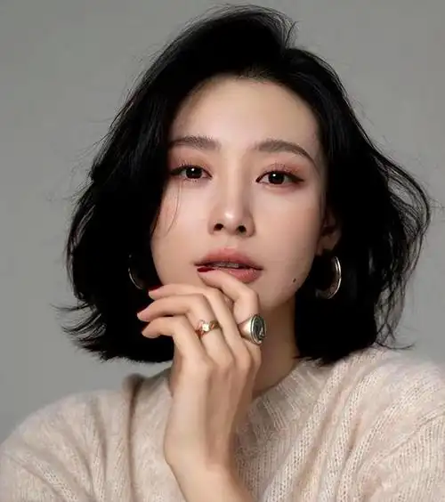 发型决定气质!女人一旦过了40岁,试试这几款烫发,减龄又好看