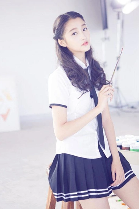 关晓彤穿上学院风格的水手服,小清新的文艺气质,衬托了出来