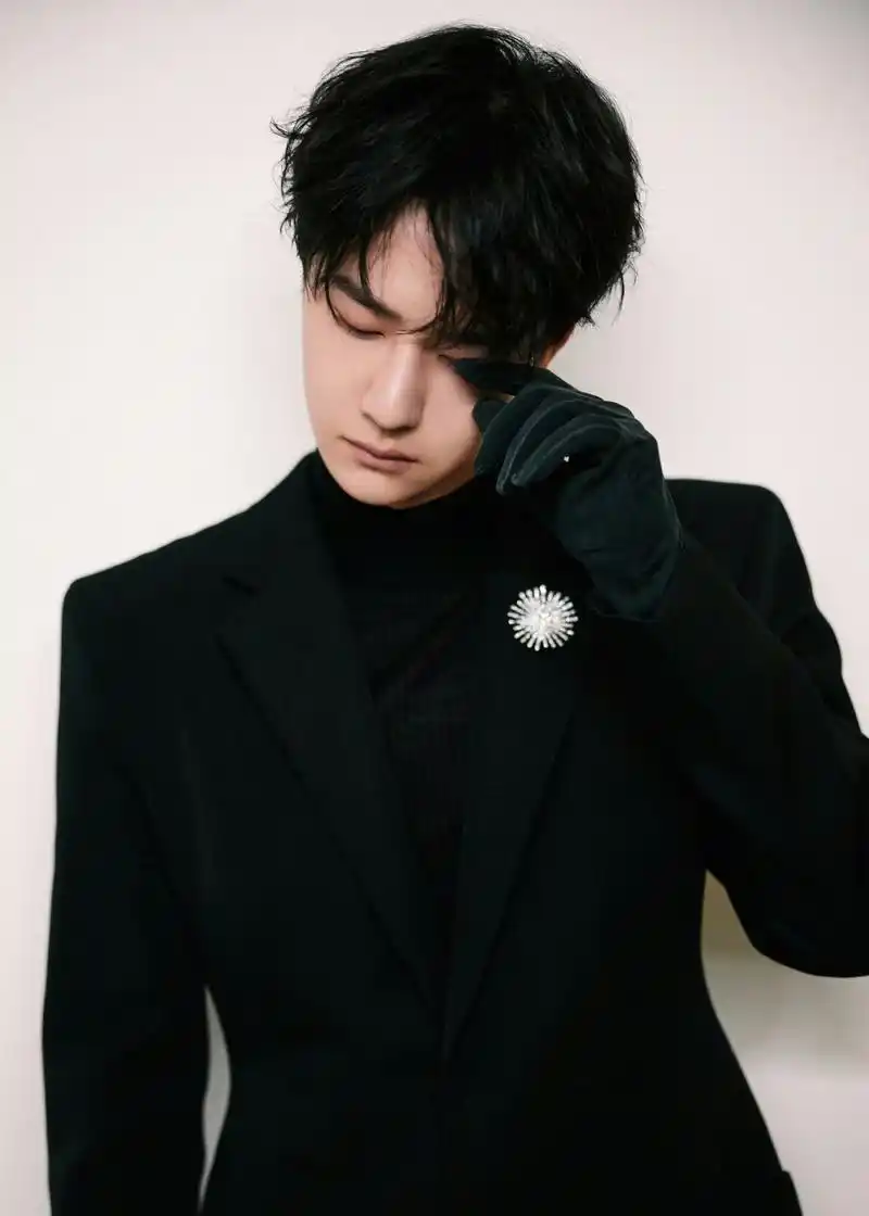 王一博 微博之夜 造型-黑色华尔兹 纯黑禁欲系,墨绿色手套,一枚冷色