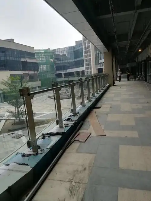 304不锈钢立柱,商场玻璃护栏304不锈钢立柱工程款式众多,简洁不过时应