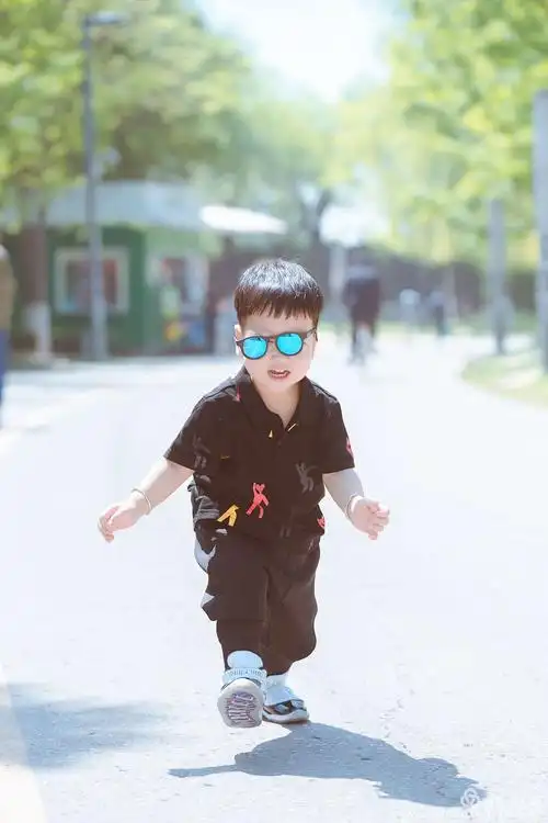 两岁萌宝宝,超可爱的小男孩.